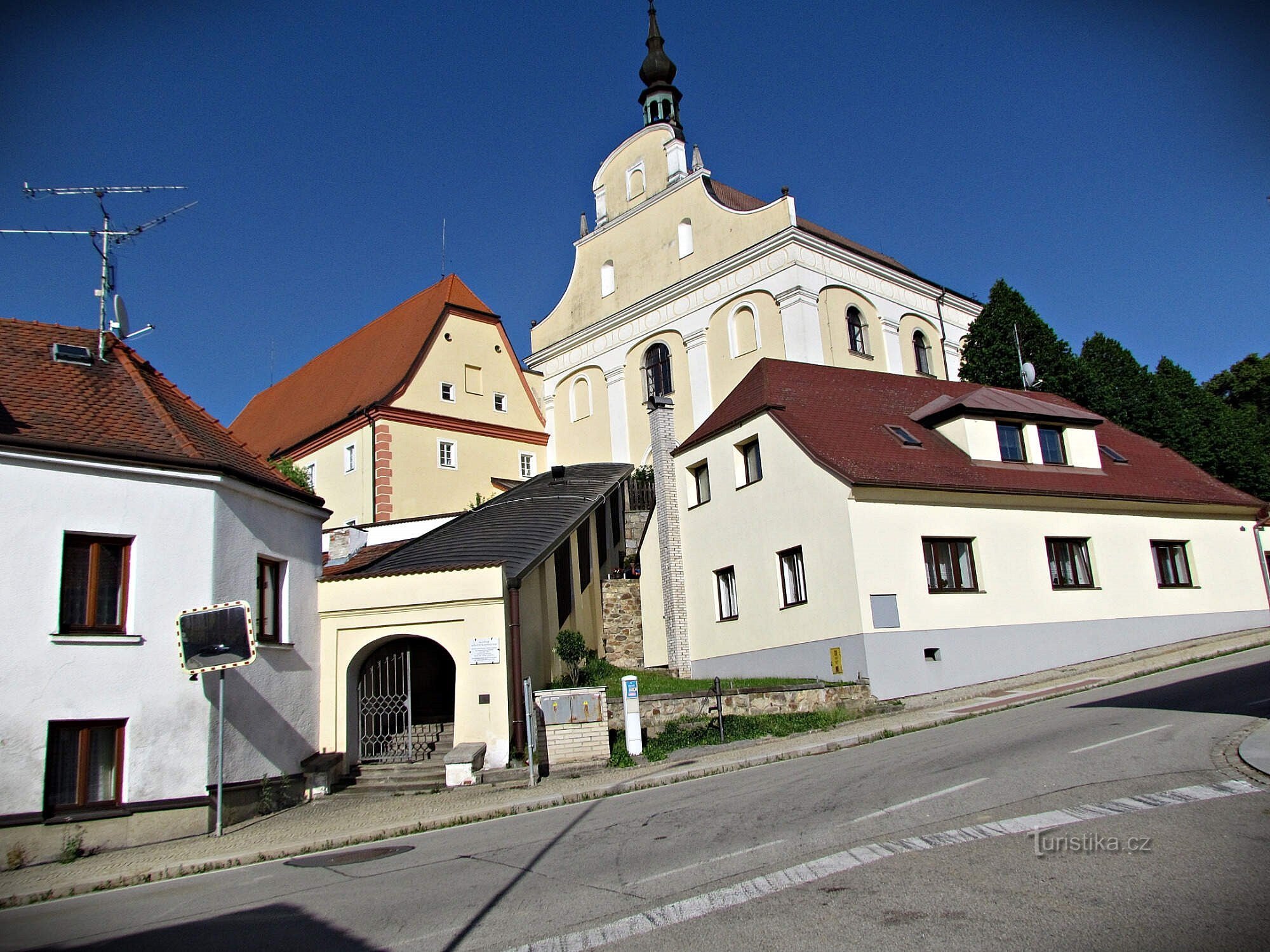 kyrka från Jemnická gatan