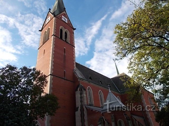 kyrka från korsningen Masarykova x U Červeného kostele