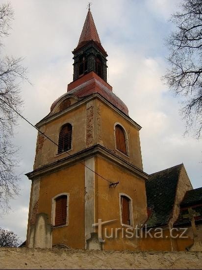 L'église derrière le mur du cimetière