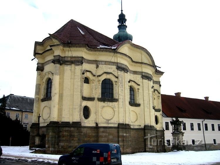 Epiphany-kyrkan: Kyrkan och bredvid statyn av Johannes av Nepomuk