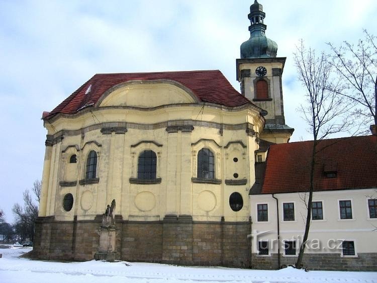 Vízkereszt temploma: A templom, előtérben a Szent István szobor. Jan Nepomucký
