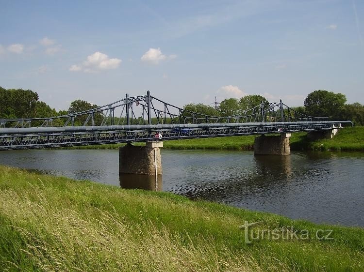 Kostelany nad Moravou: Brug over de rivier de Morava bij Kostelany. De bouw begon in