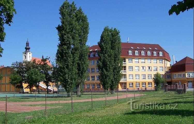 Kostelec na Hané: Pogled na cerkev, športno dvorano in šolo.