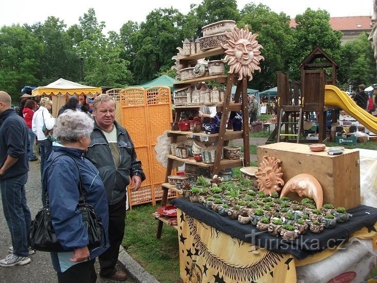 Kostelec nad Černými lesy ou des milliers de tasses et de pots sur la place