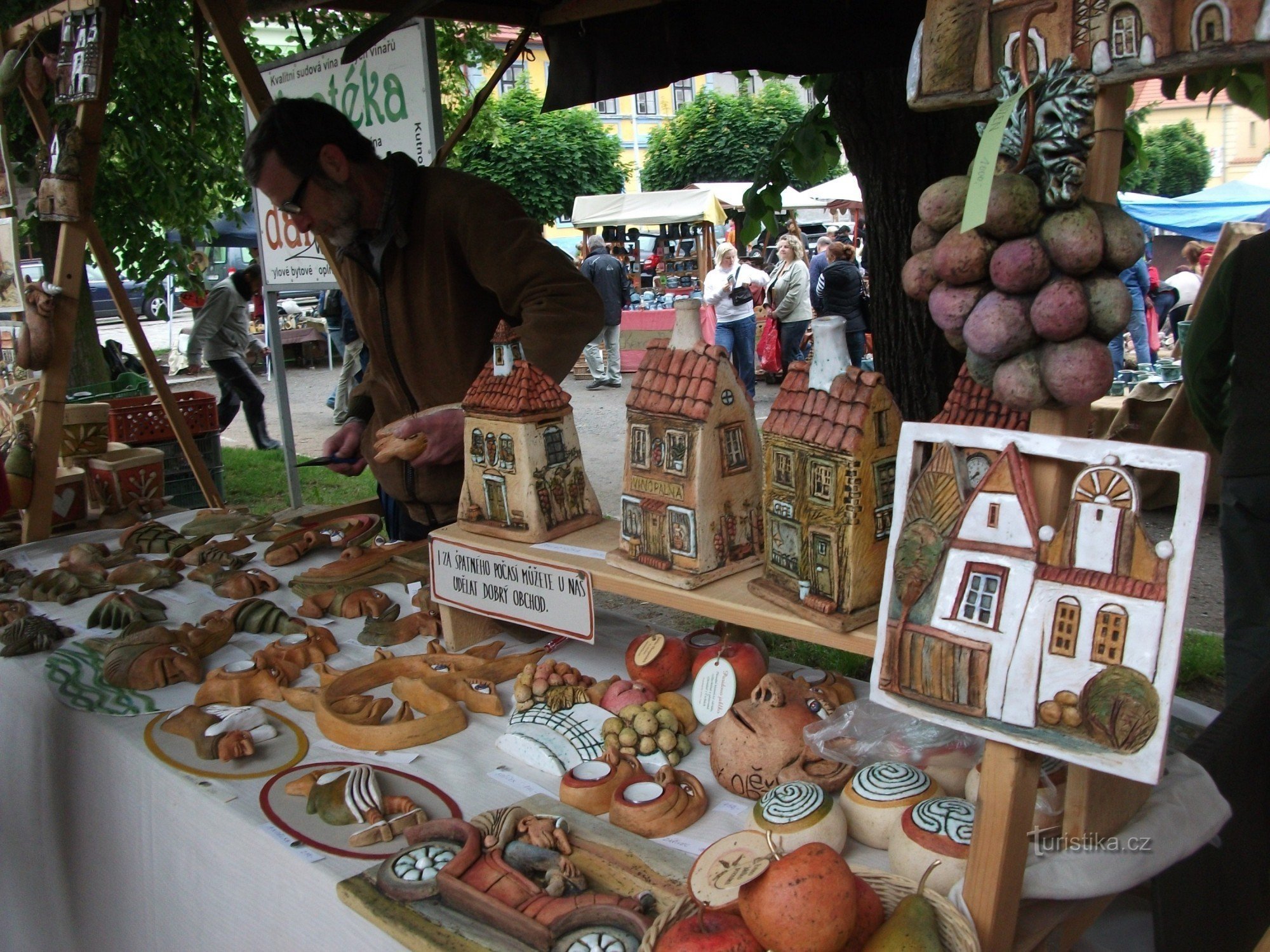 Kostelec nad Černými lesy of duizenden kopjes en potten op het plein