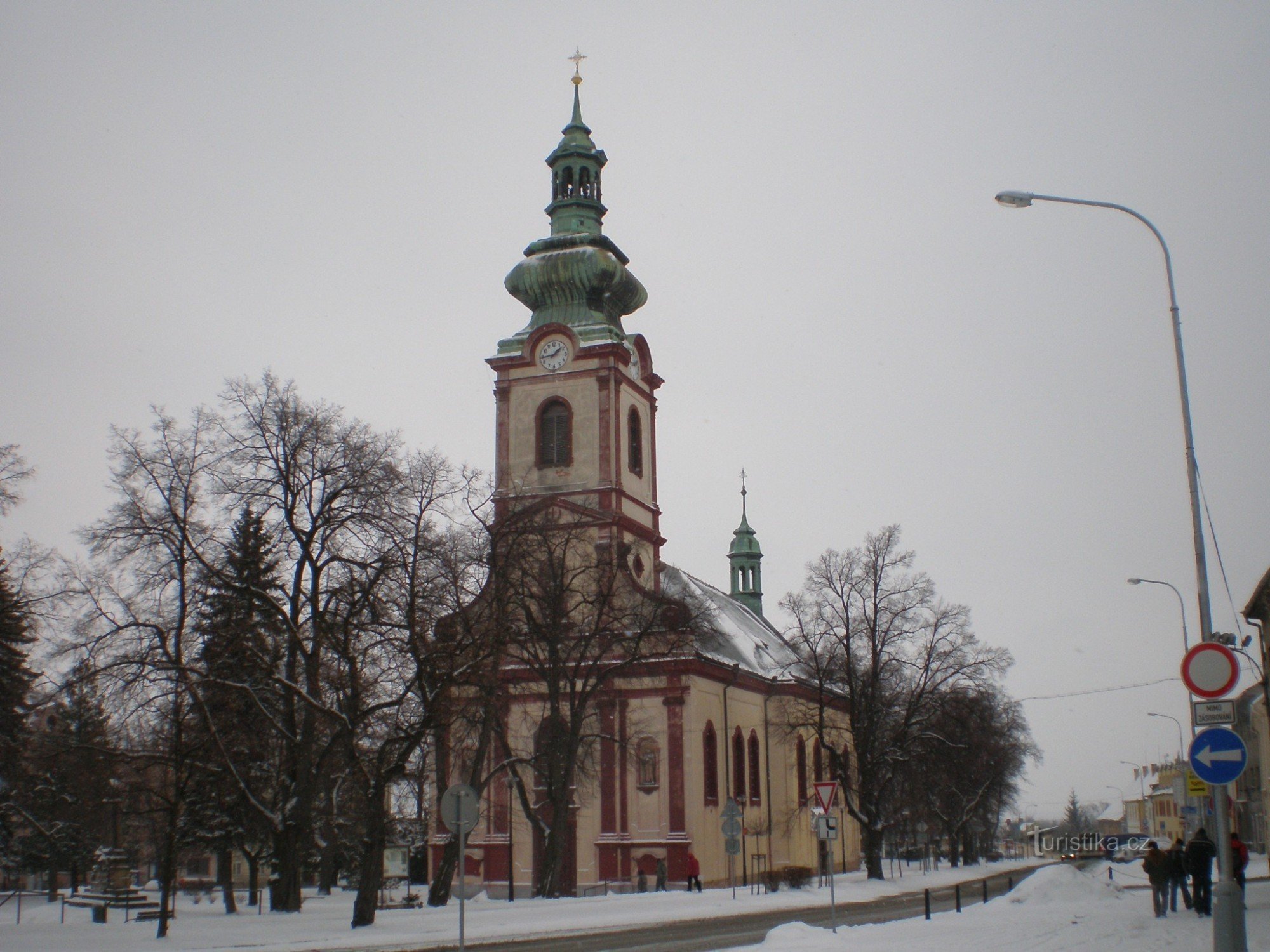 Kostelec nad Černými lesy - plein met de kerk van St. Beschermengelen