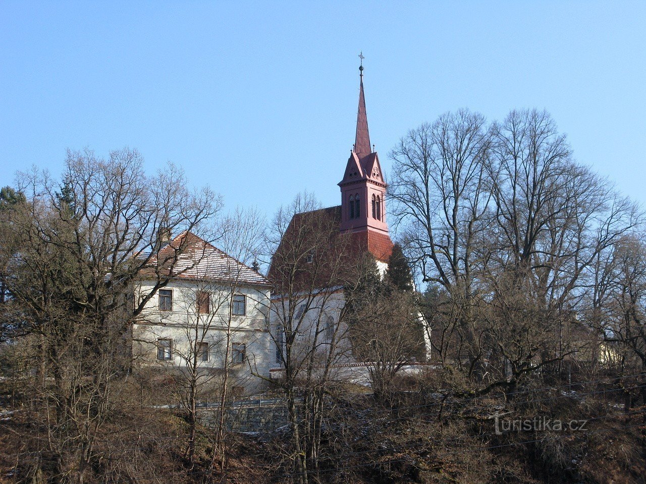 Kyrka vid floden