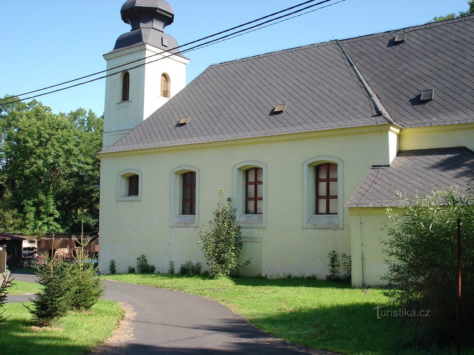 Kyrka i den vackra skogen