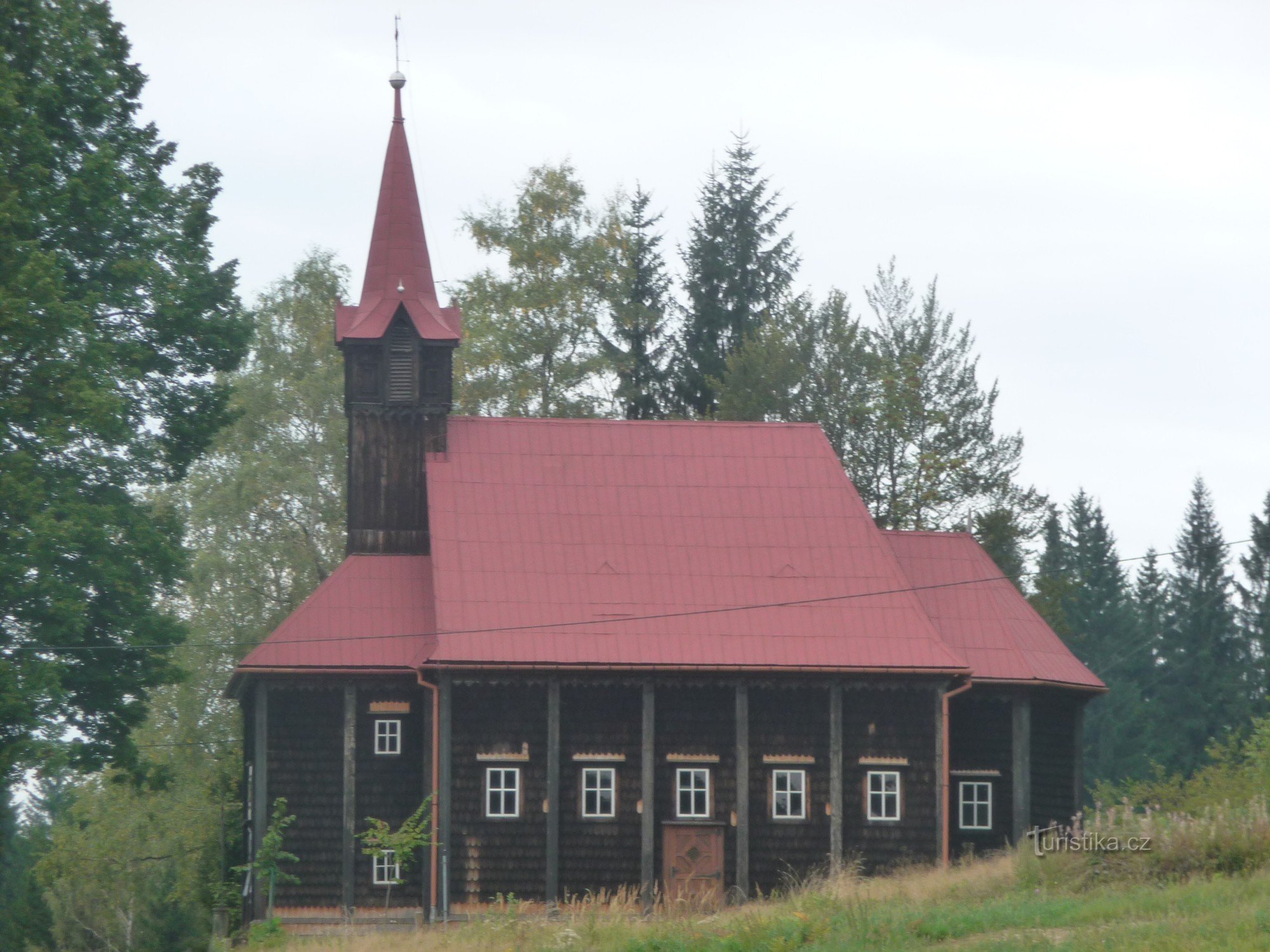 en kyrka i Staré Hamre, inte långt från Švarná Hanka