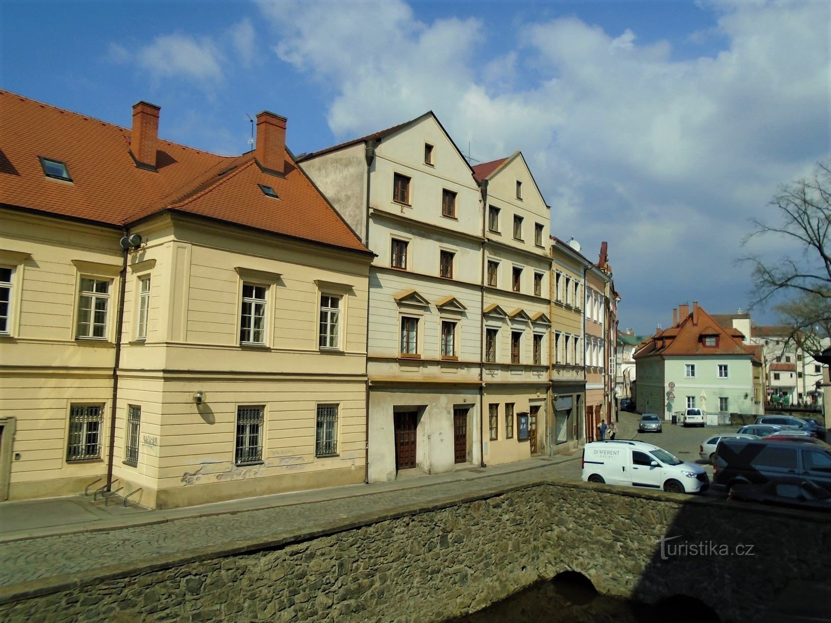 来自 Struha 的 Kostelní 街 (Pardubice, 17.4.2018/XNUMX/XNUMX)