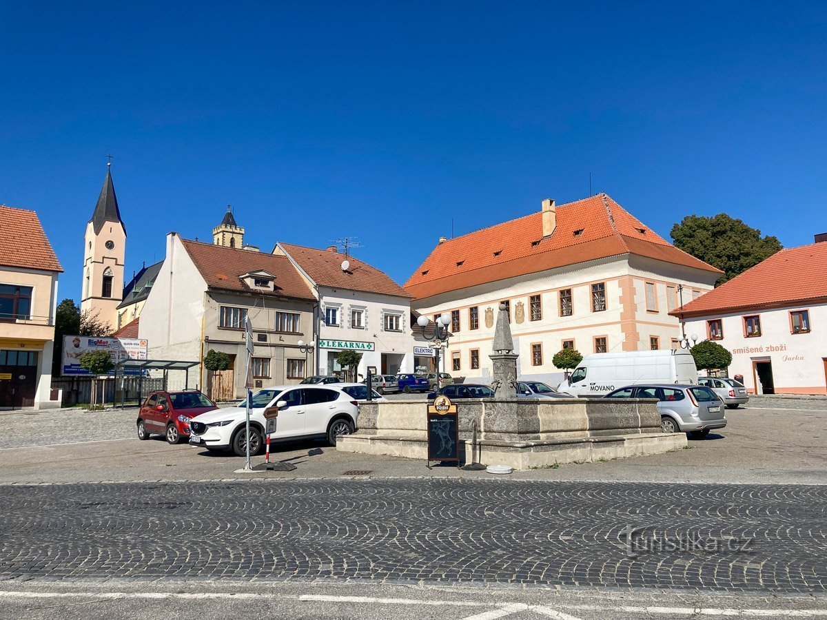 Campanili della chiesa sul lato nord-ovest di Náměstí Miru