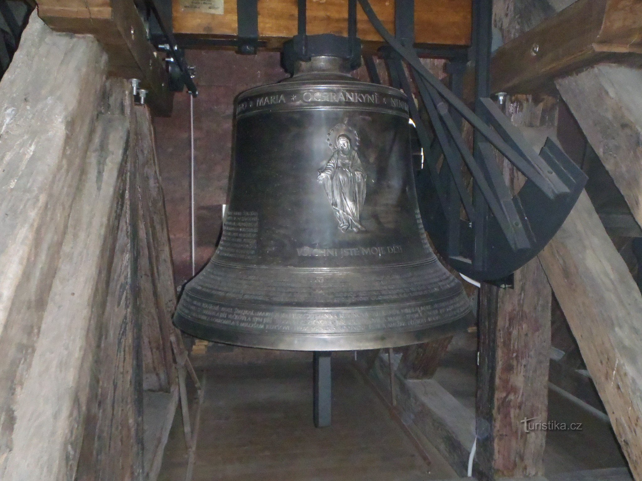 Campana de la iglesia en la torre