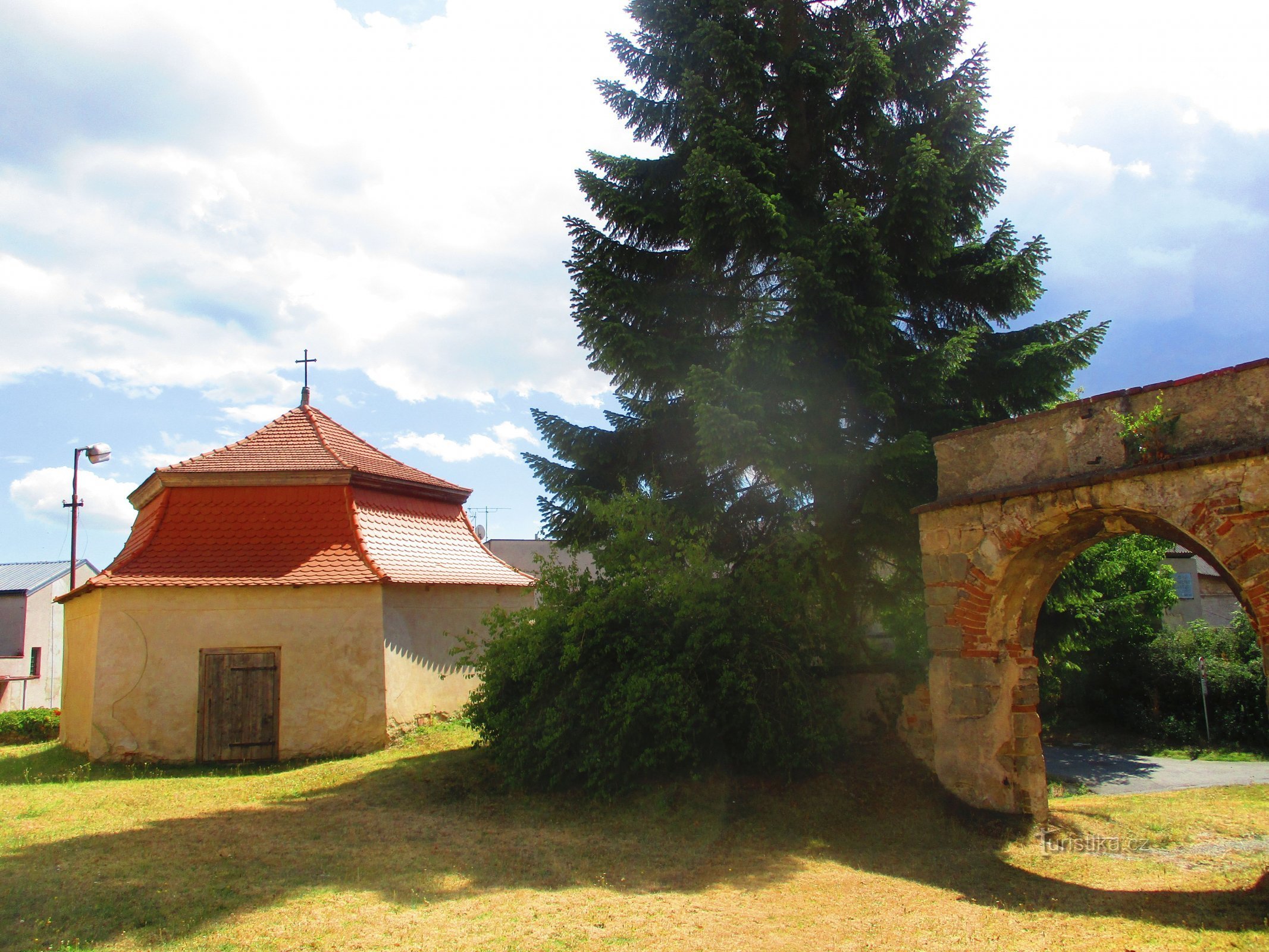 Oszárium kapuval