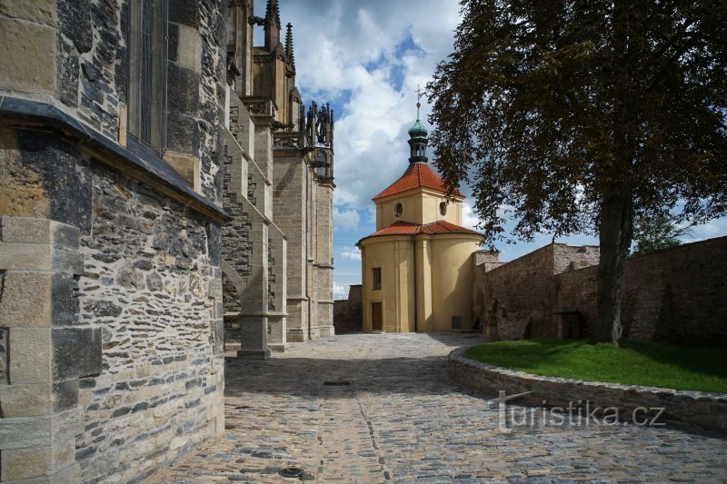 Kostnice en el área del templo de St. Bartolomé en Colonia