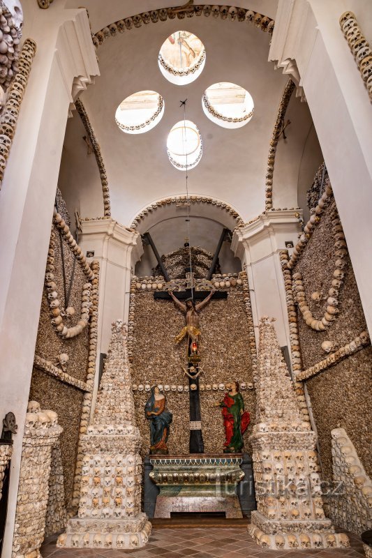 Kostnice i området ved templet St. Bartholomew i Köln