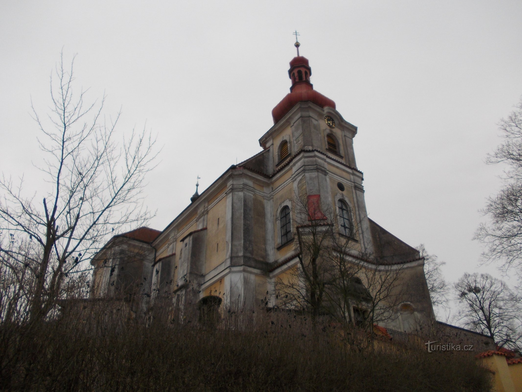 Kirche auf einem Hügel im Dorf Běstvina
