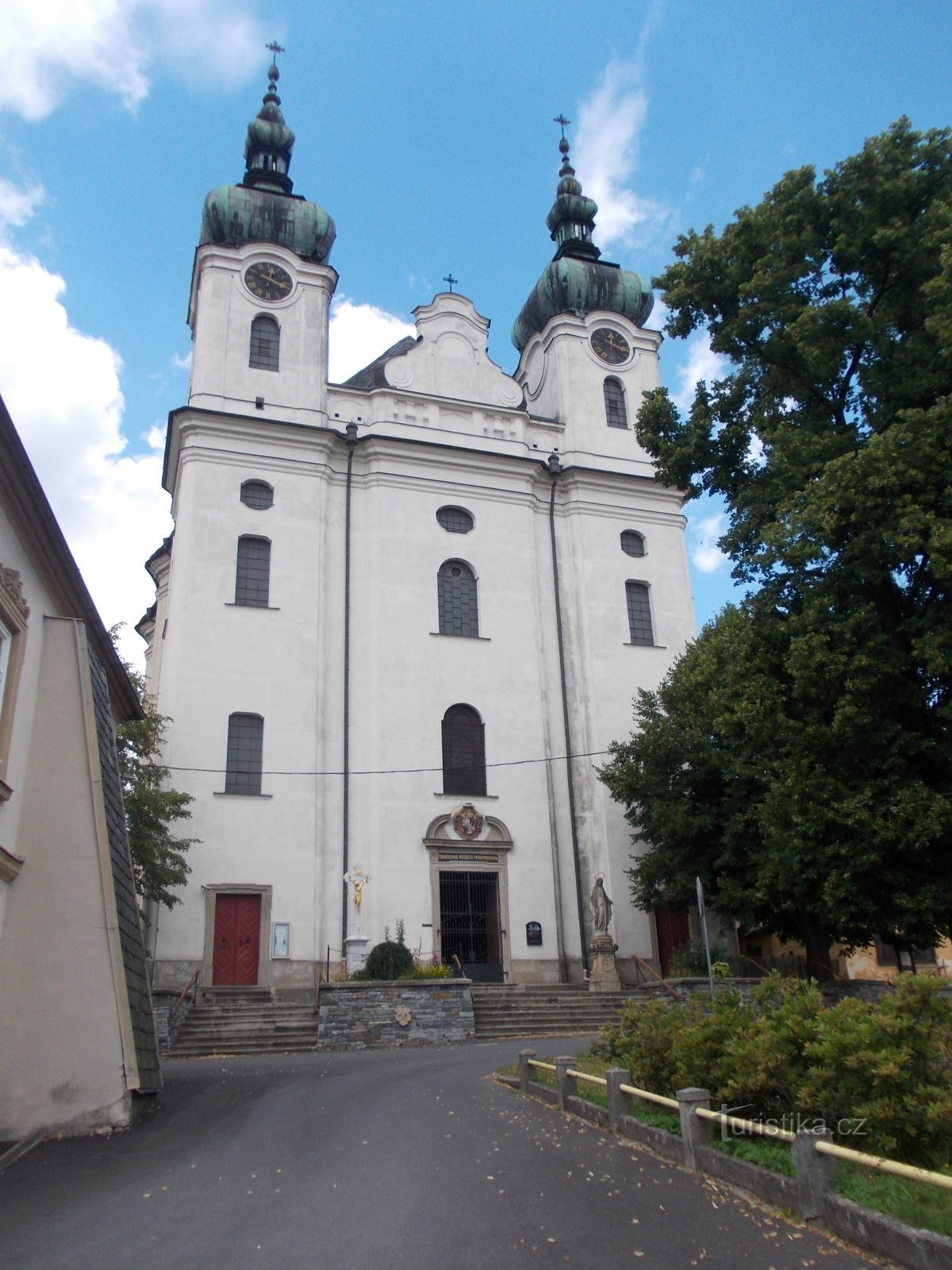 en kyrka med två torn och tre ingångar