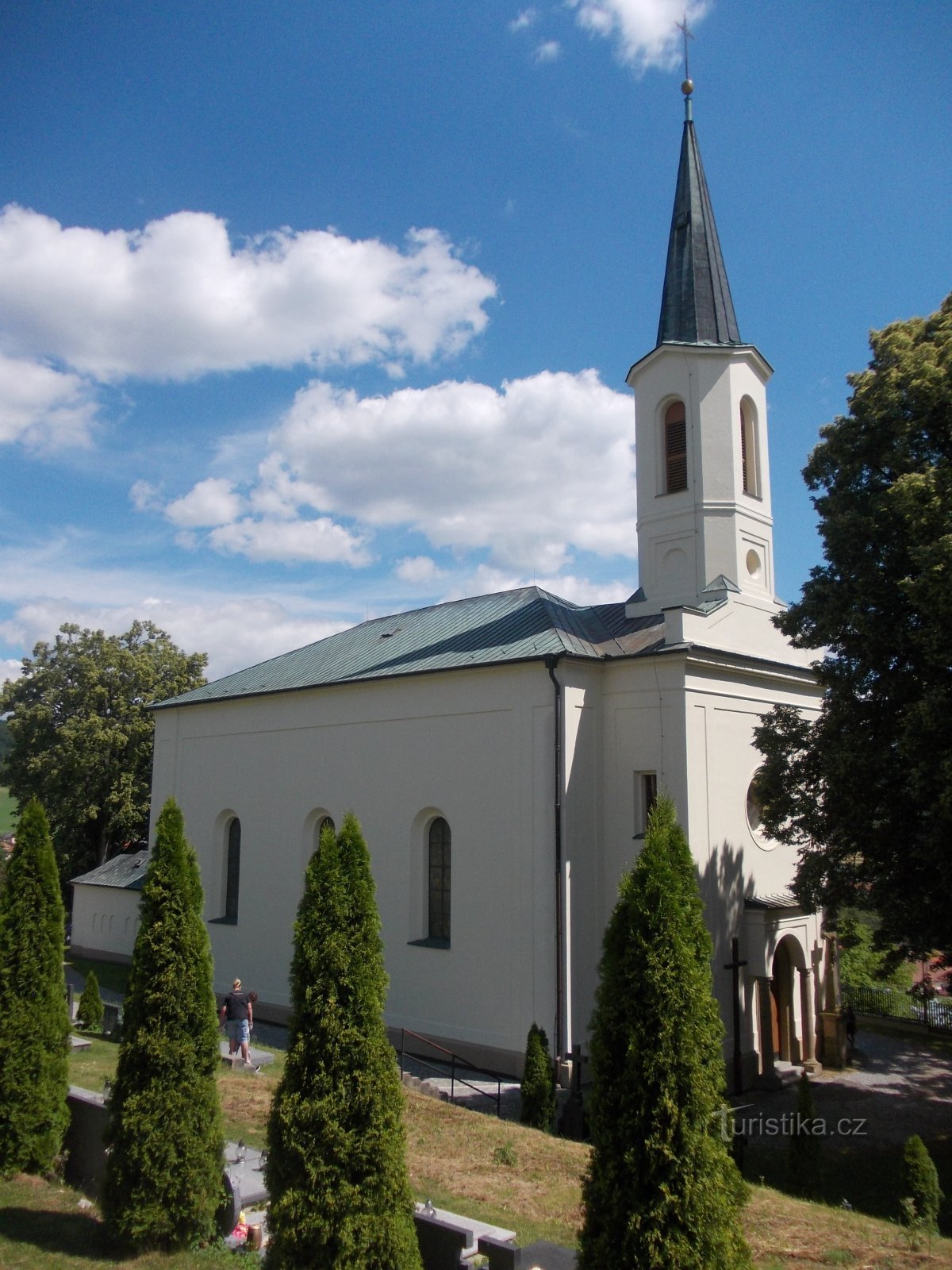 een kerk met een slanke toren