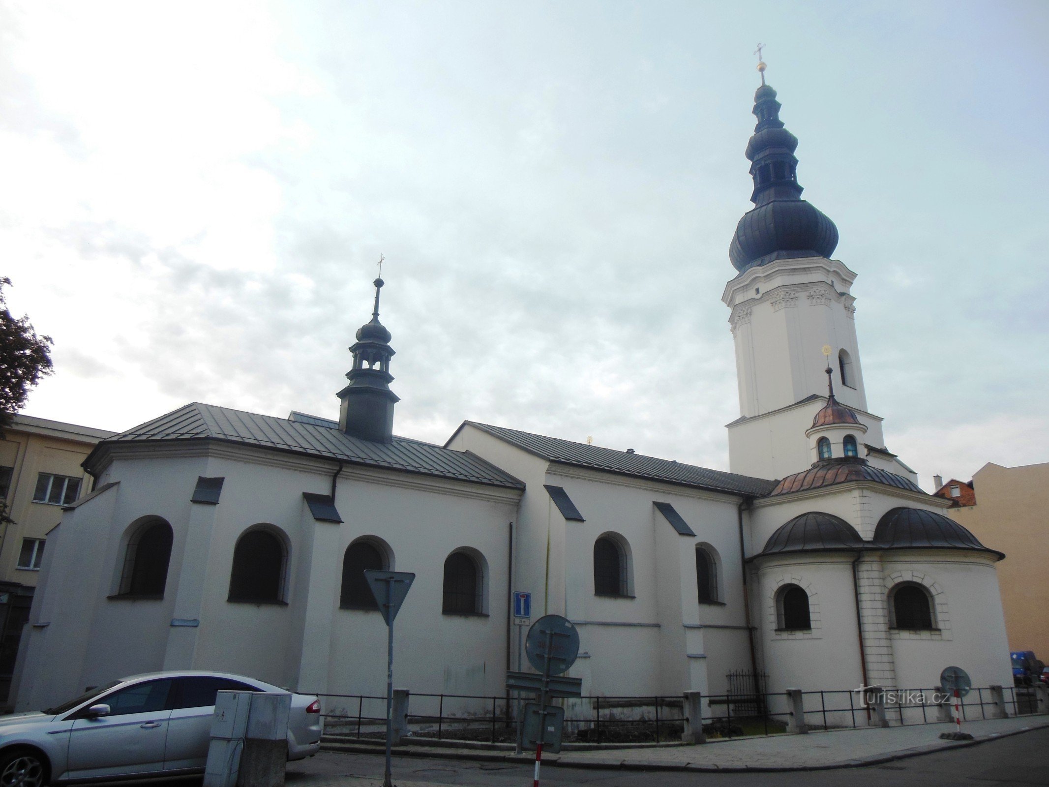 die Kirche in ihrer ganzen Länge