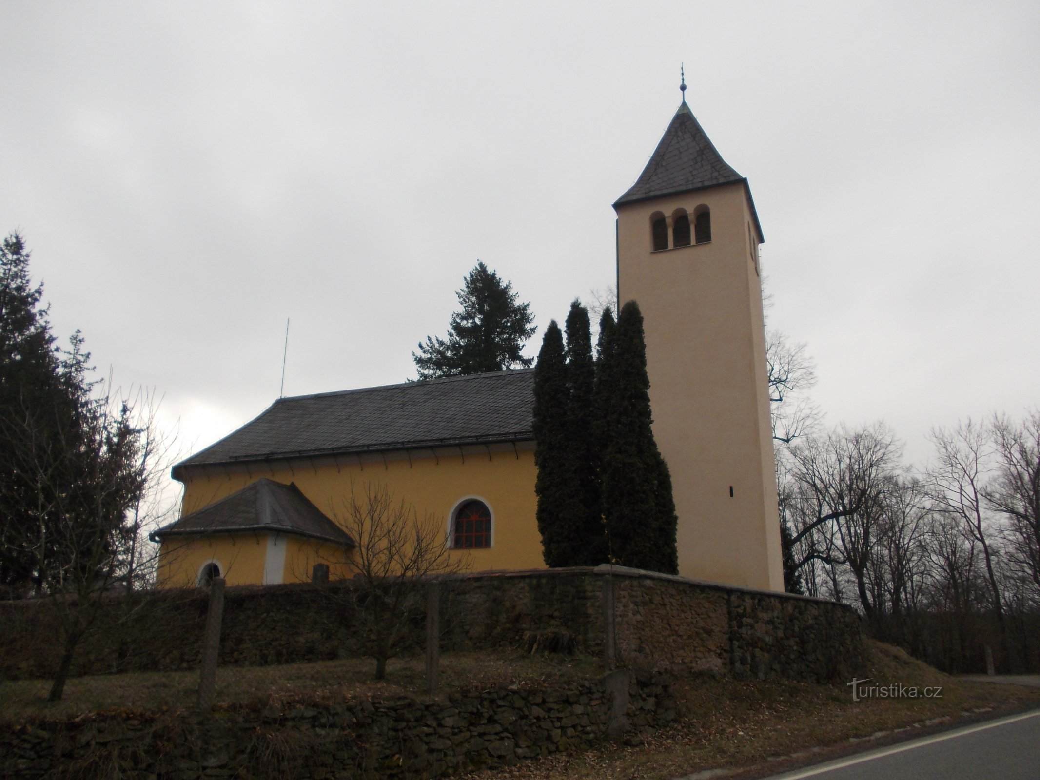 kyrka i byn Pařížov