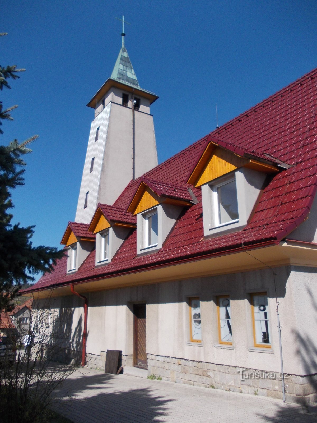 Kirche im Dorf Střelná