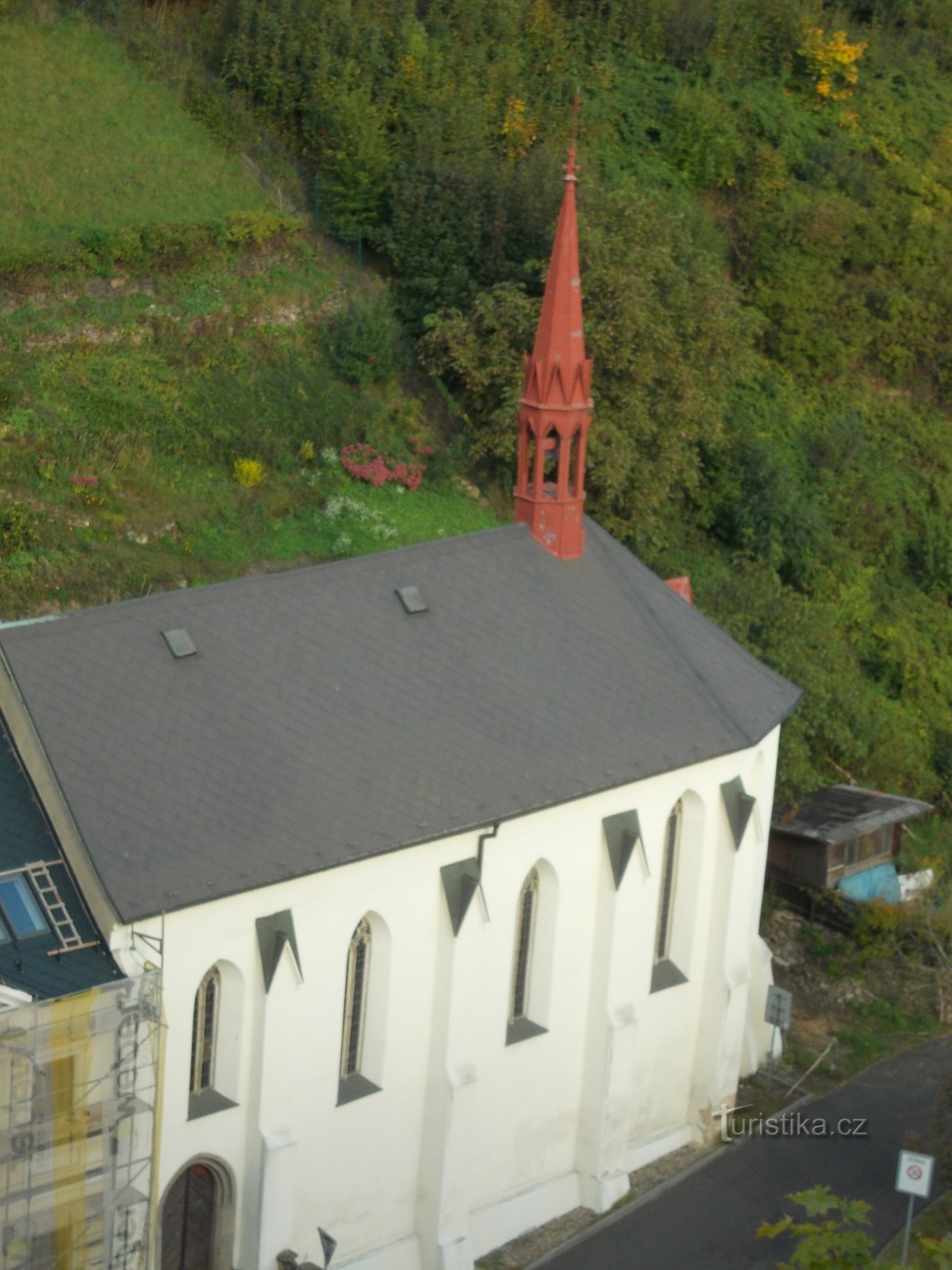 cerkev z gradu