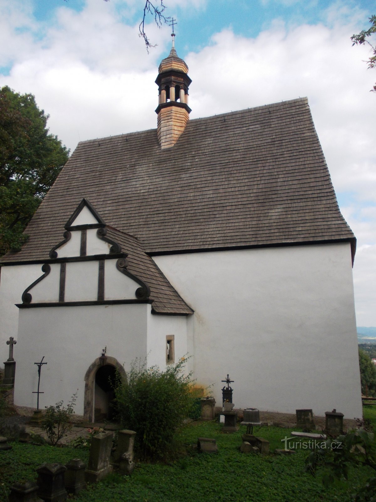 kirke og en del af kirkegården