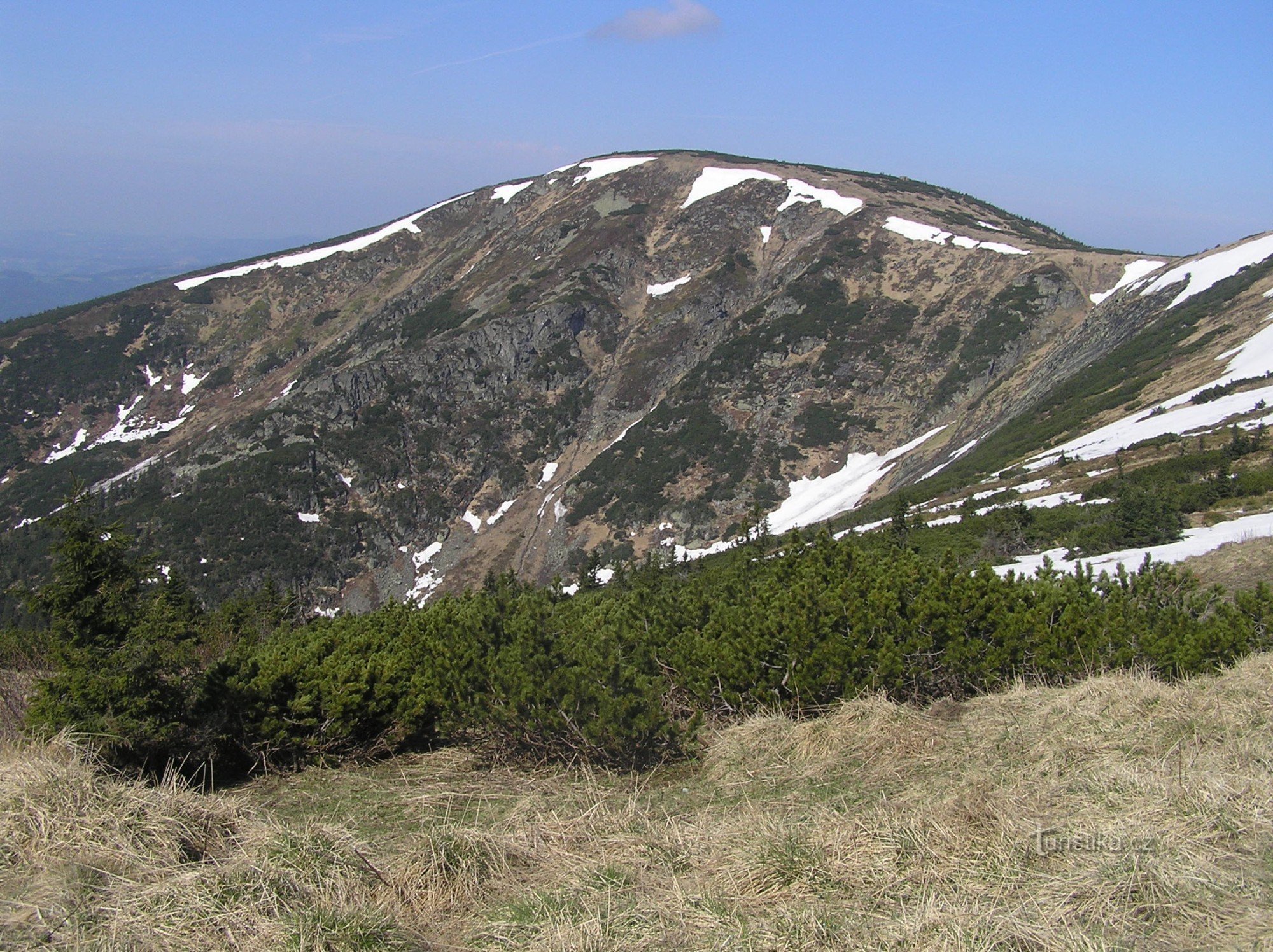 Gropi de cazane (mici în dreapta, groapă mare în stânga) (mai 2009)