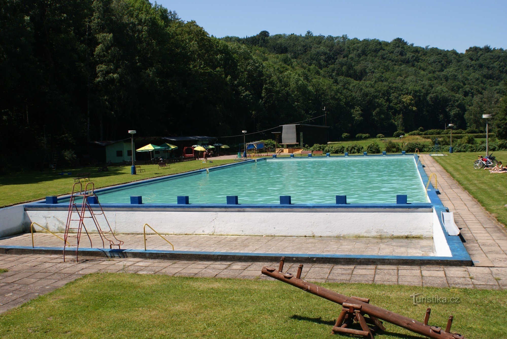 Piscina junto al carril bici