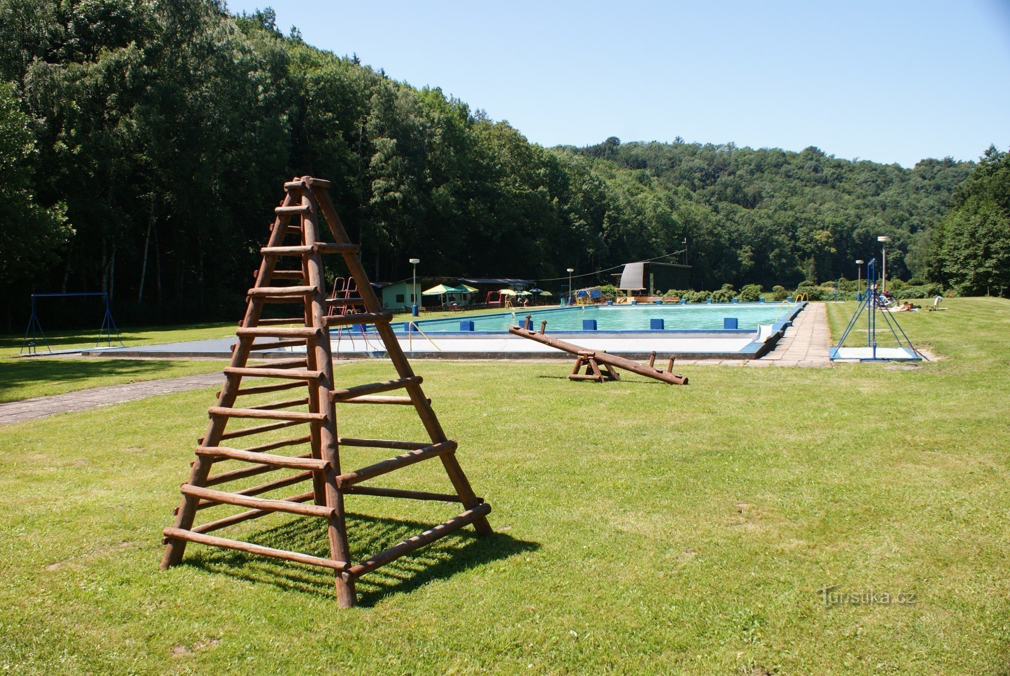 Piscina presso la pista ciclabile