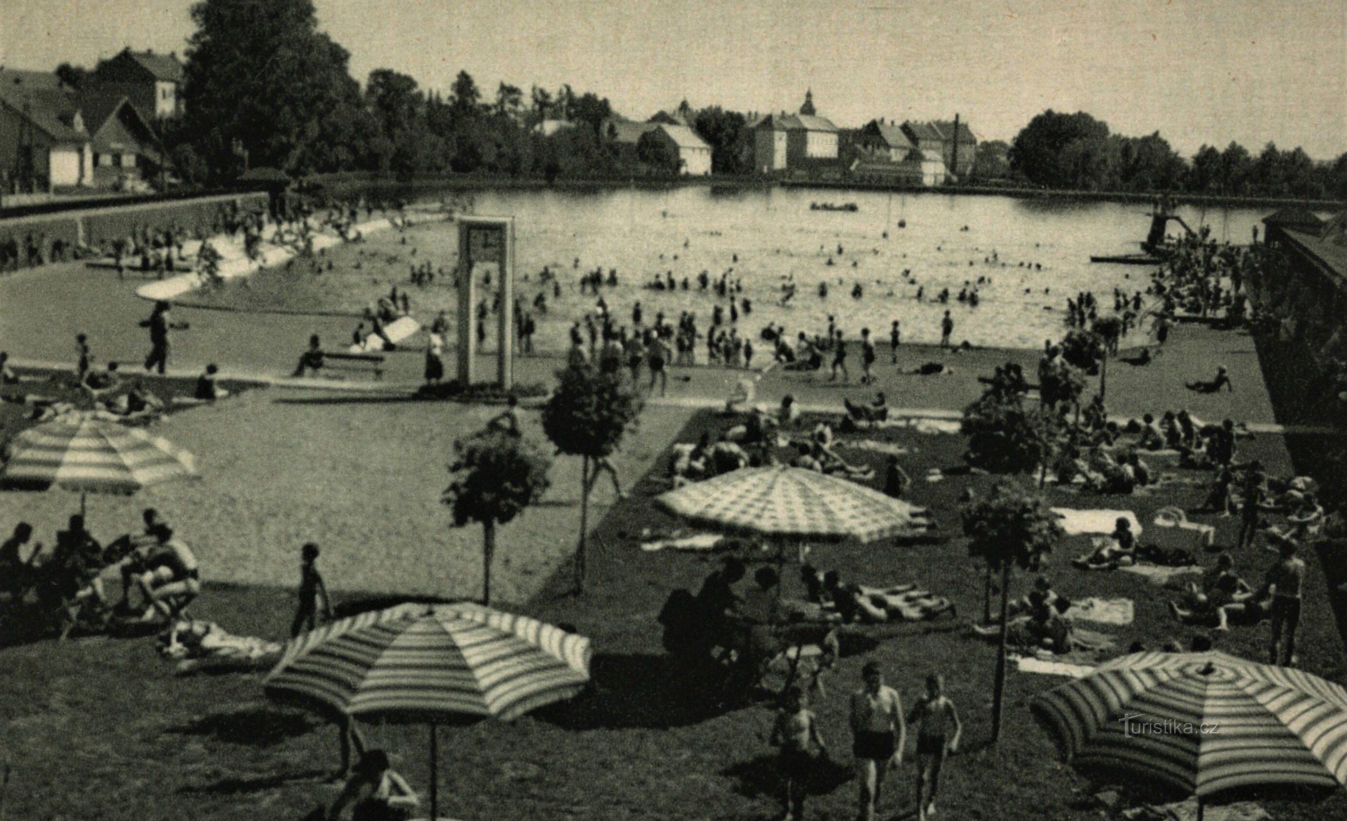 Het zwembad bij de Knížete-vijver in Jičín vóór 1935