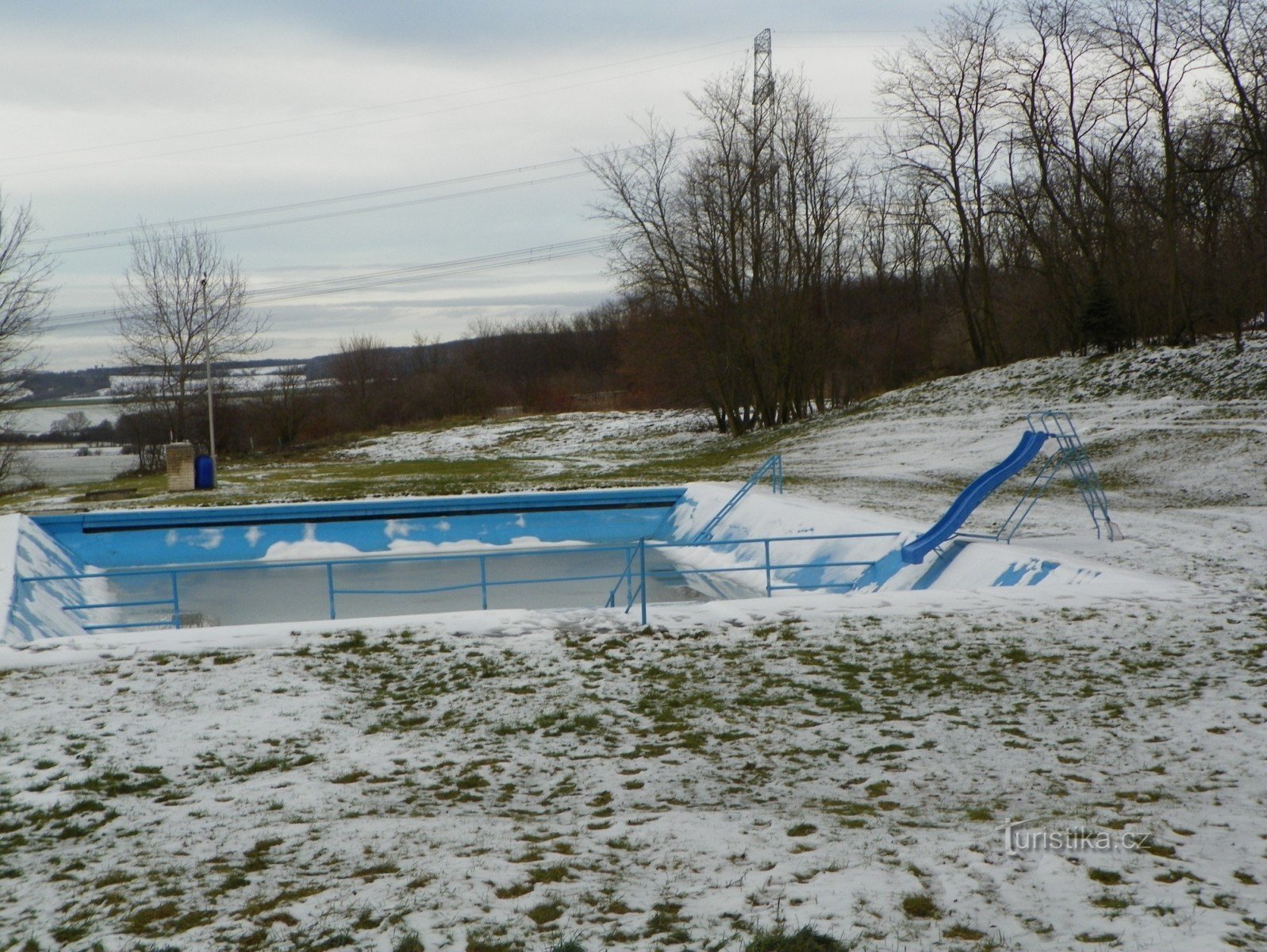 Zwembad in Lesonice in de winter