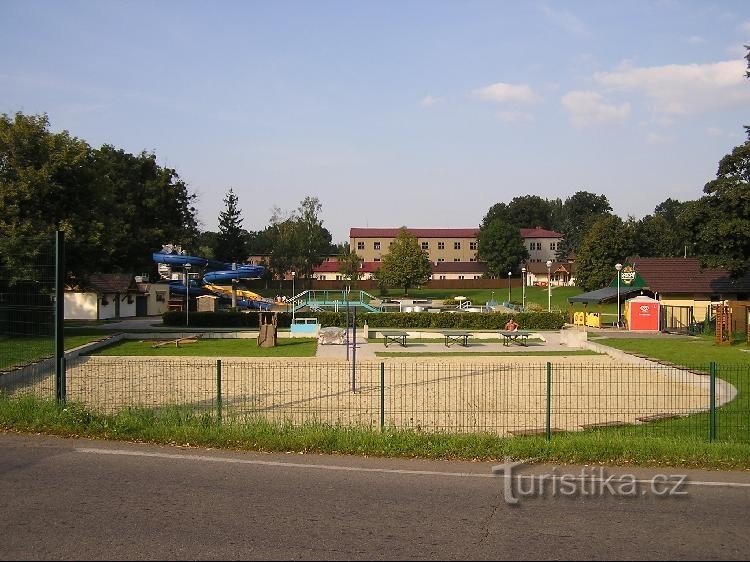 Piscina (à esquerda depois da ponte)