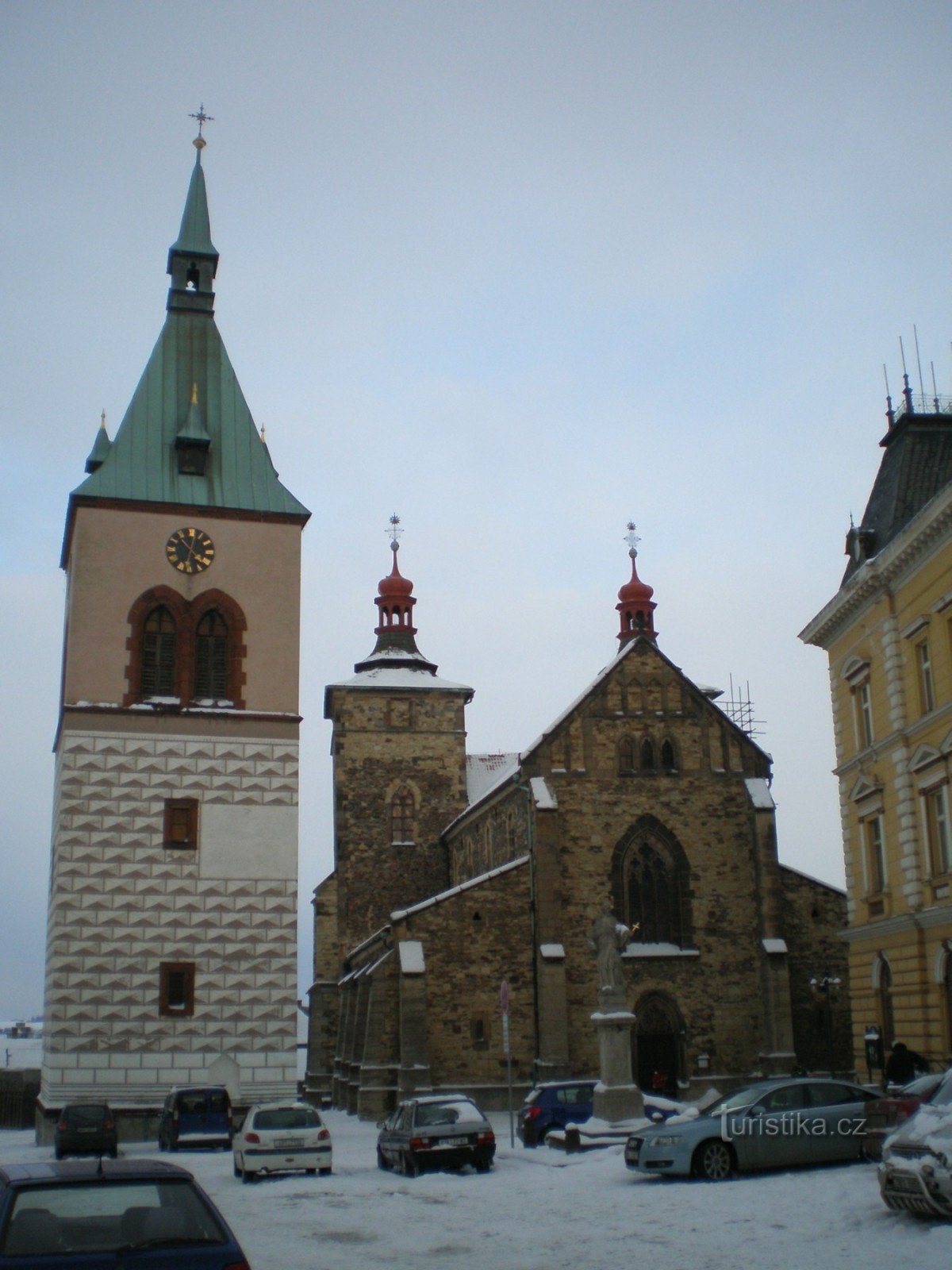 Je fume - l'église de St. Stephen avec le beffroi