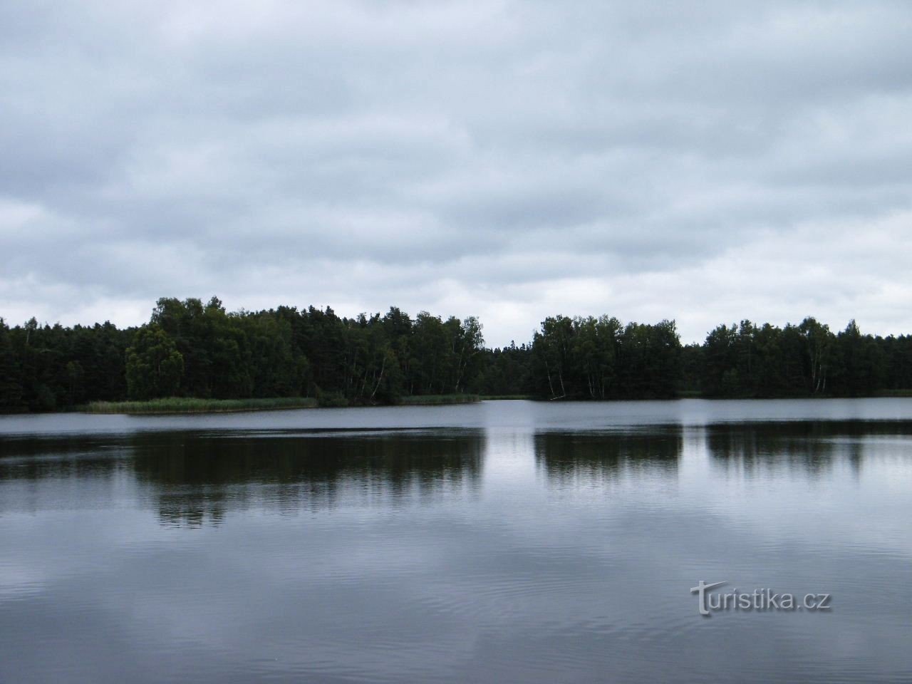 недалеко від Хлума