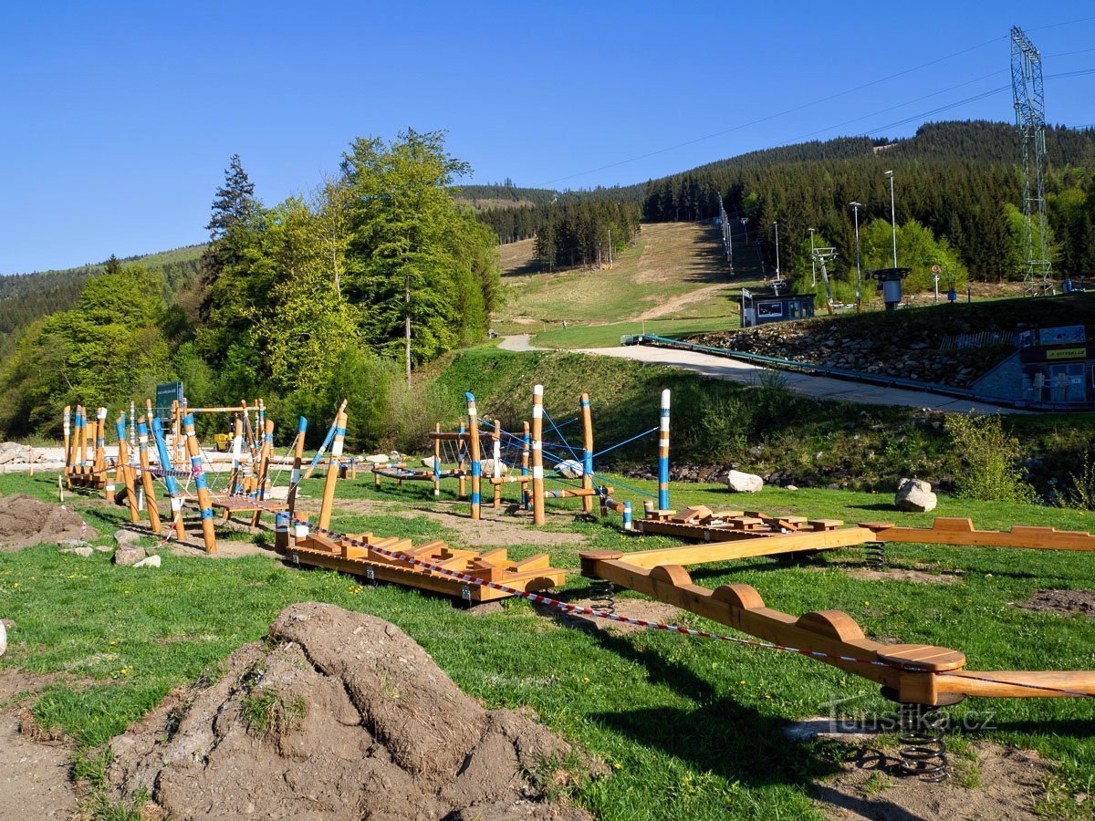 Kouty nad Desnou - công viên Balanc, xe trượt tuyết và tháp bạt lò xo