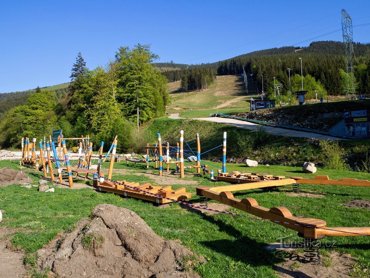 Kouty nad Desnou – Balanc park, trambulinok és trambulintorony