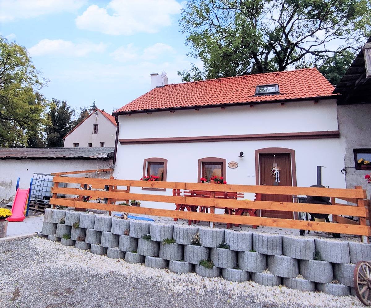 Kovárna u Lisců với sân hiên ngoài trời, khu tiếp khách và khu lò nướng