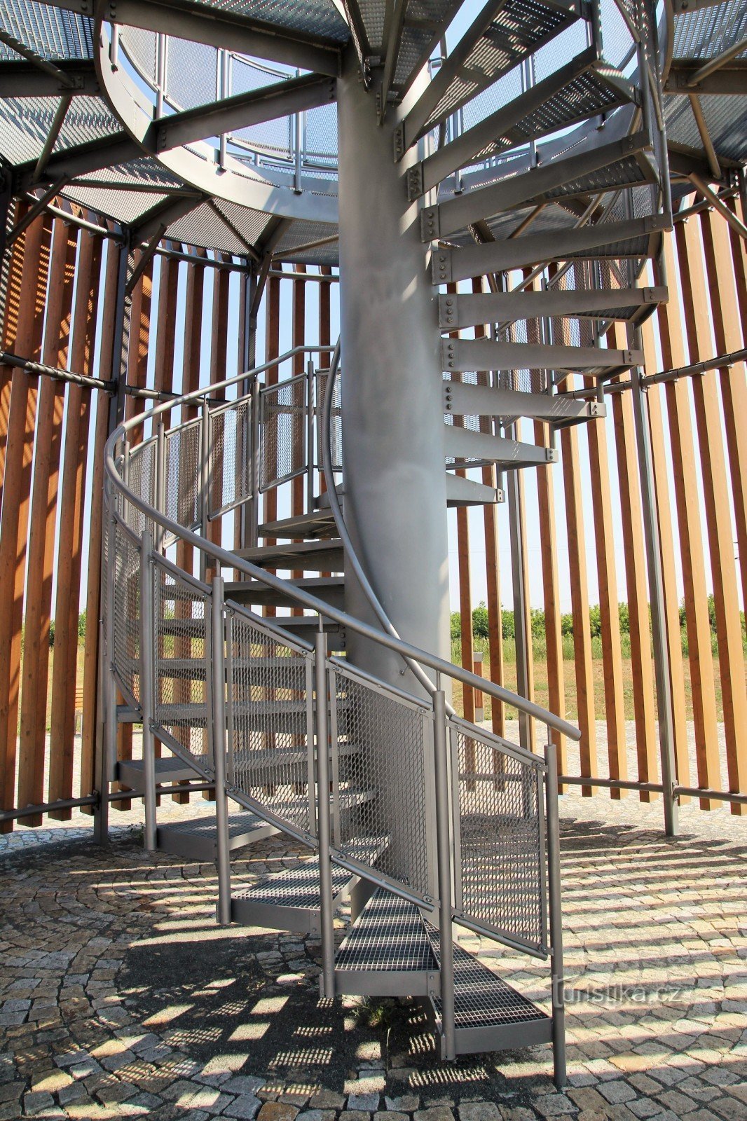 Escaleras de metal a la torre de vigilancia