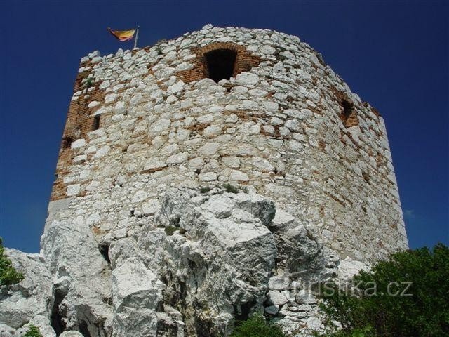 Kozí hradek: Artilleriebastion Kozí hradek. In de kalksteengrot, die bij