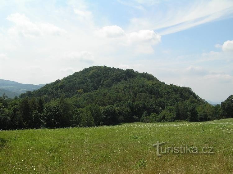 Kozí vrch: vanuit het noordoosten vanaf de weg naar Malšovice