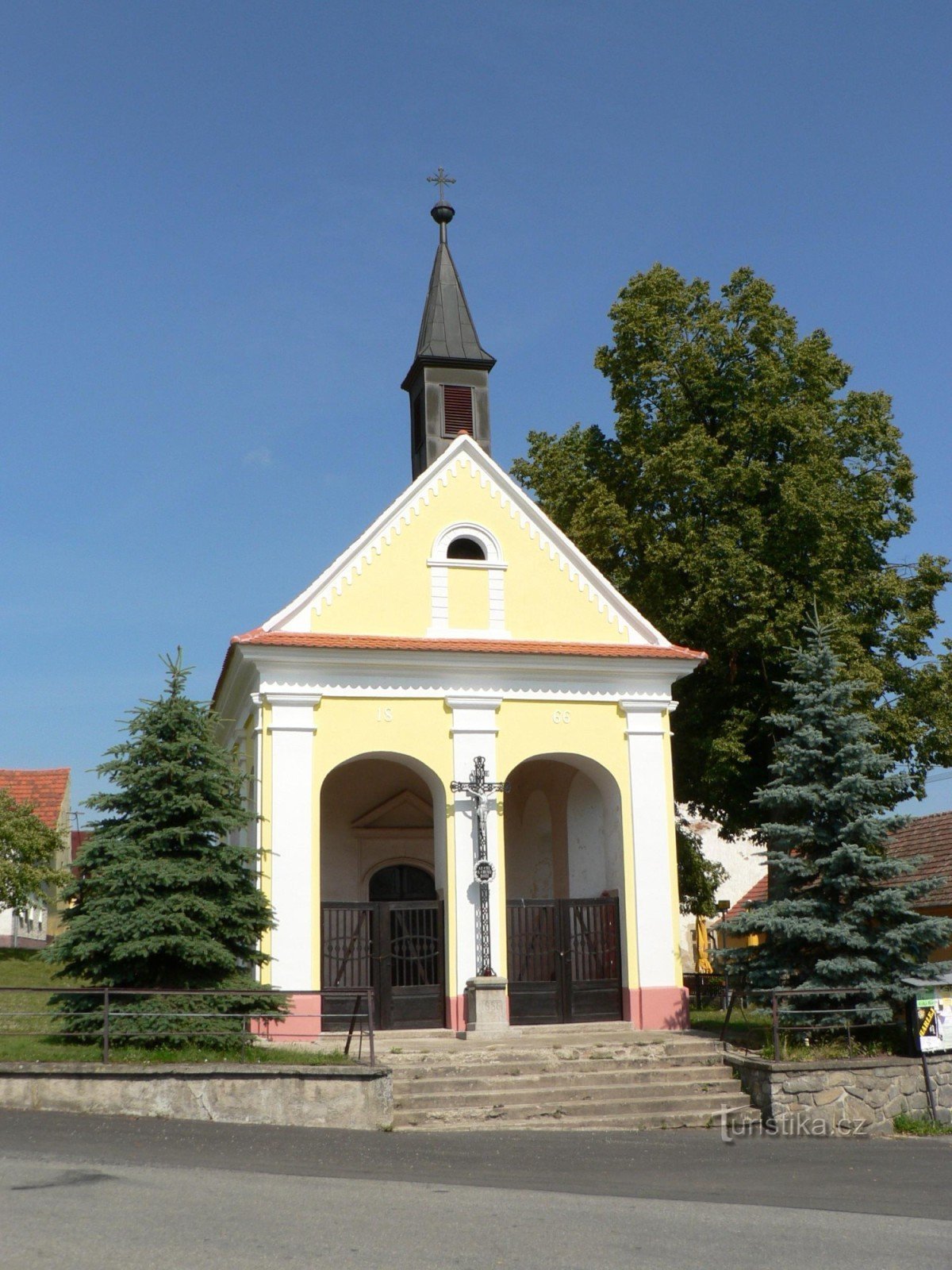 Kozlov, framför kapellet