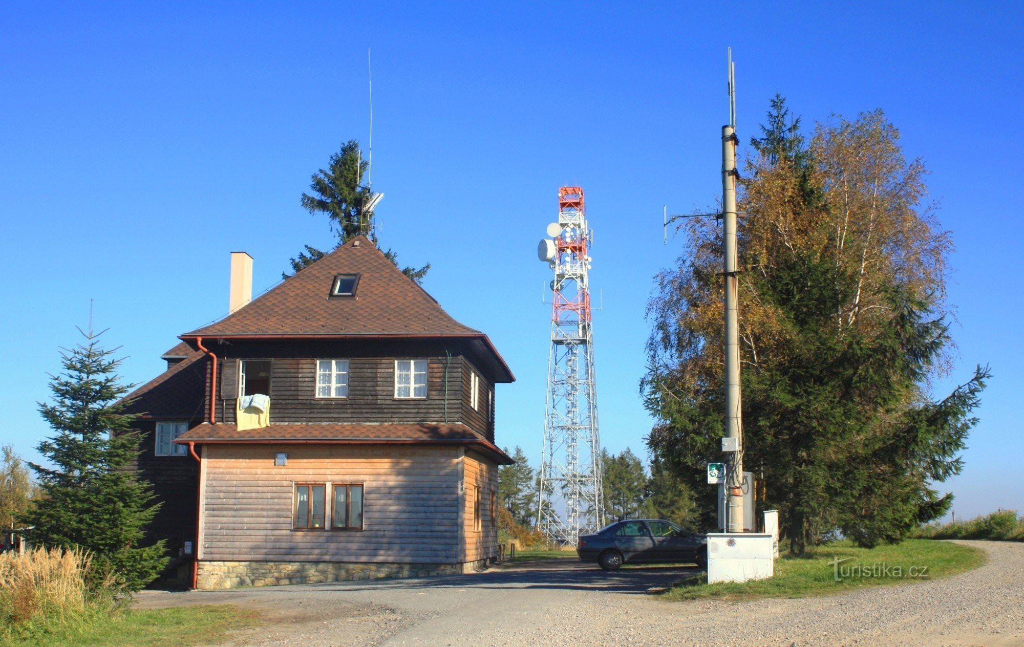 Wzgórze Kozlov z chatą turystyczną i wieżą widokową