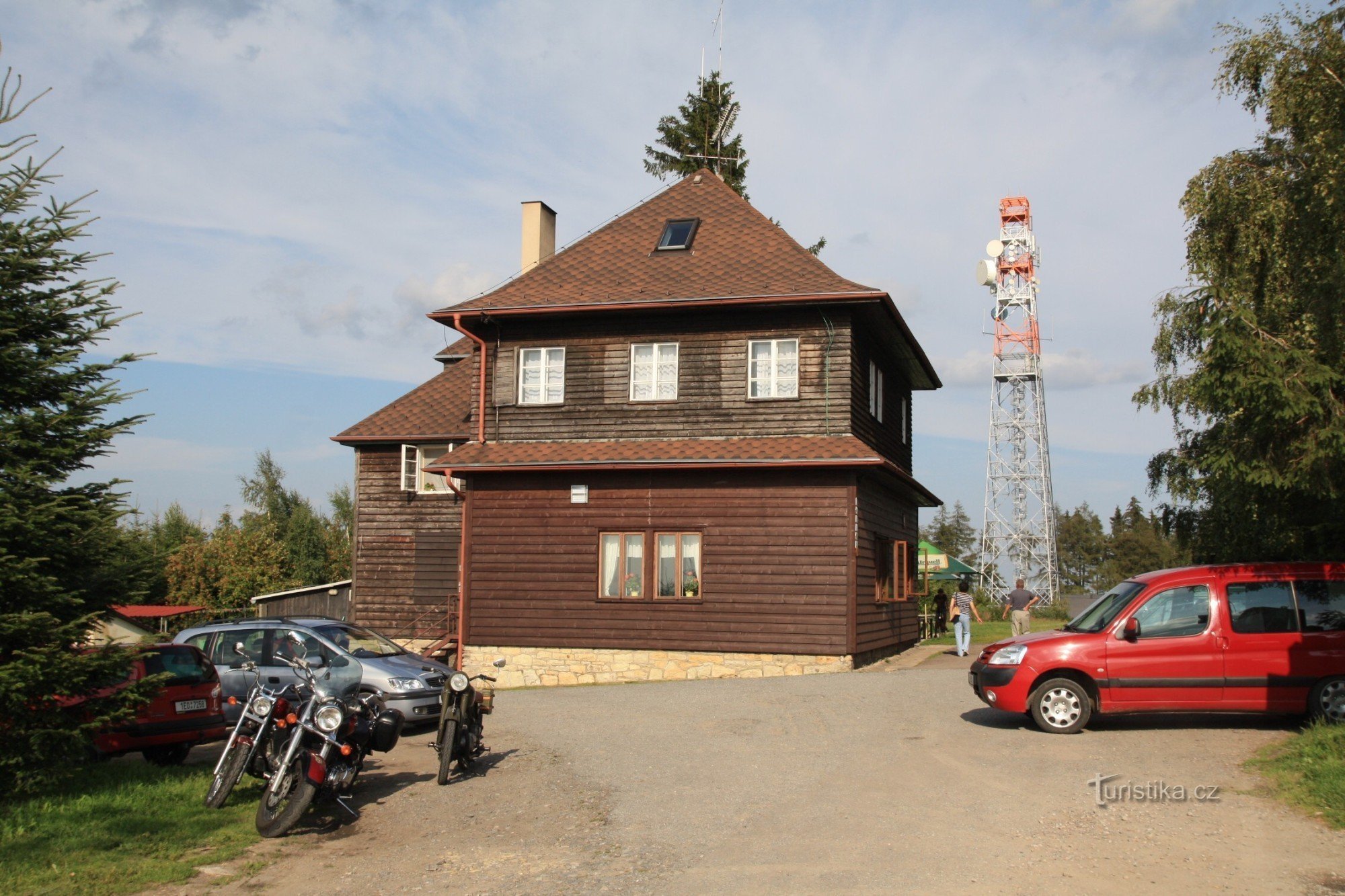 Colina Kozlov com uma cabana turística e torre de vigia