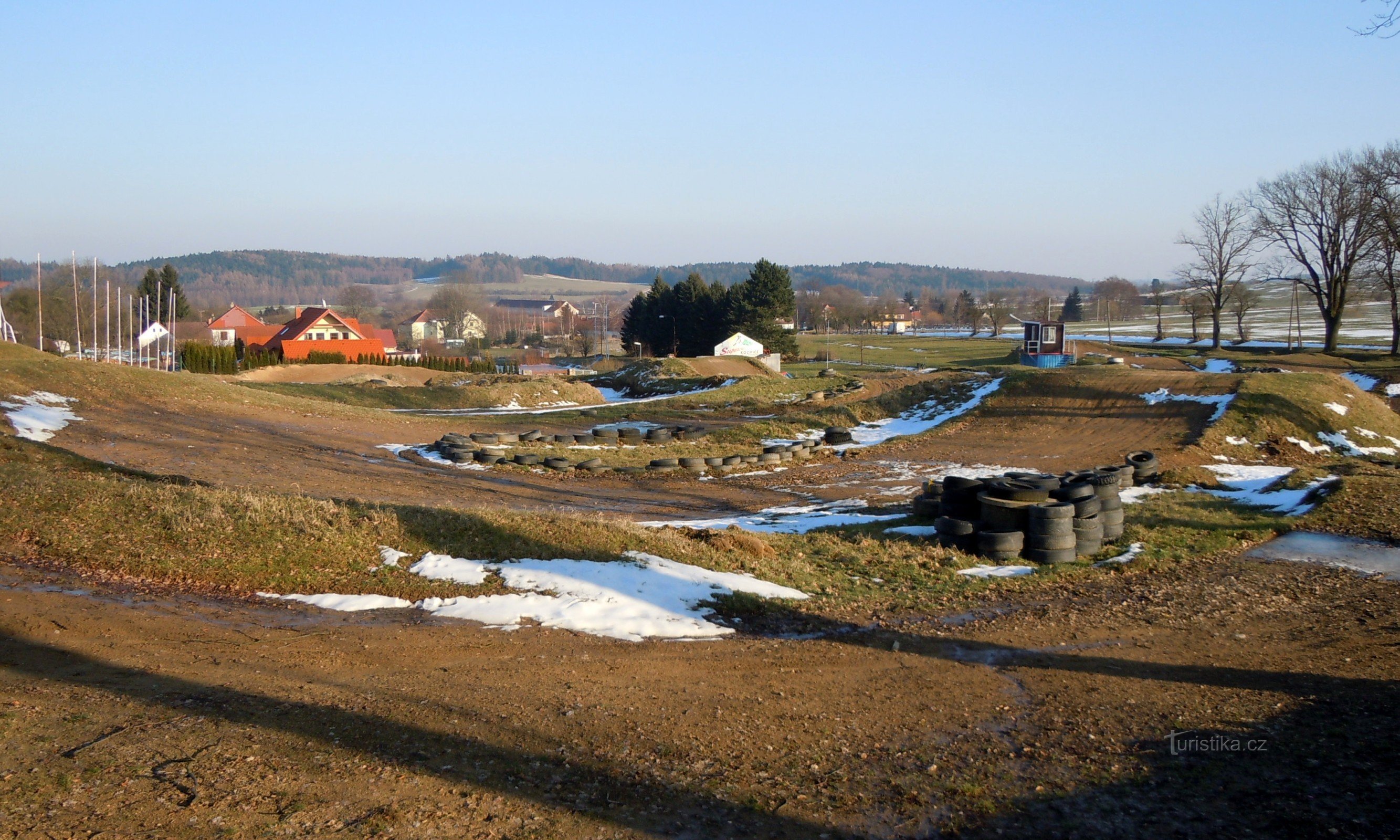 Kozmice - Motocross-Strecke im Frühjahr