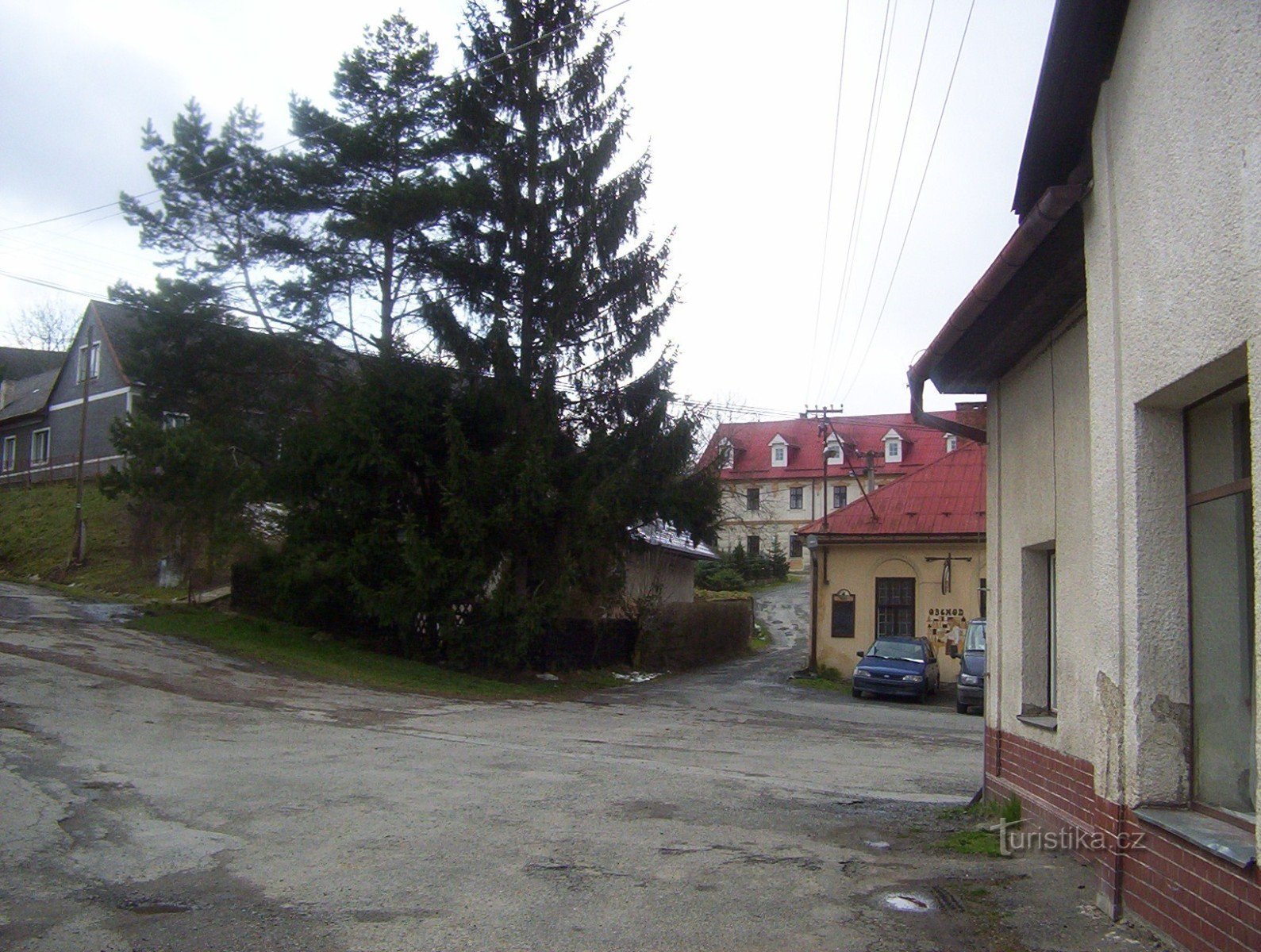Kozov-semi-reboque-acesso ao castelo-restaurante e hotel Valáškův grunt-Foto: Ulrych Mir.