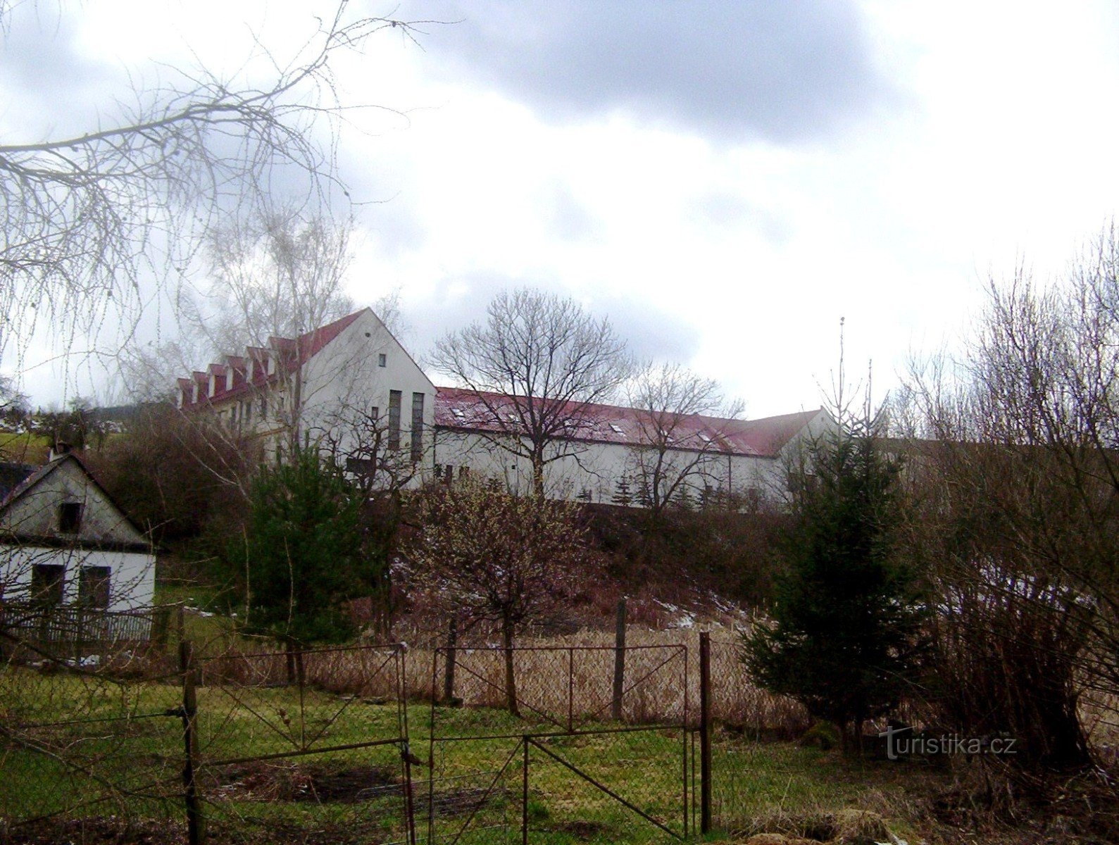 Kozov-Valáškův grunhido, antiga casa senhorial - vista geral da estrada para Jevíčko - Foto: Ulrych Mir.