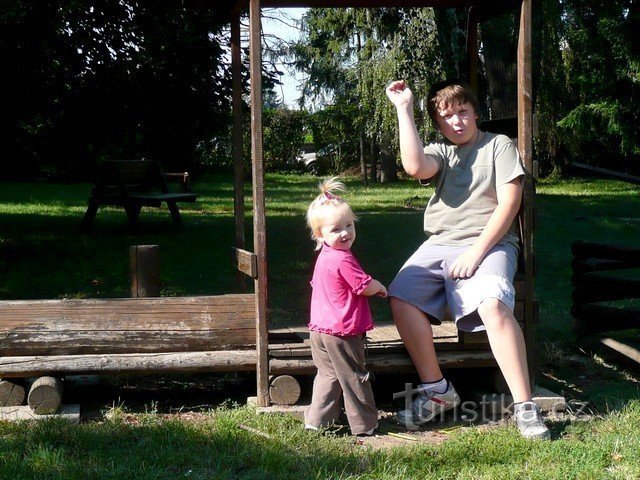 Parque infantil Kožušan com excelentes estruturas de escalada