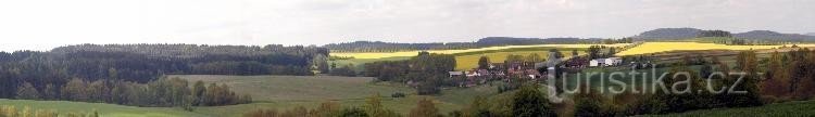 Die Landschaft um Červená Řečica: das Dorf Zmišovice in den Feldern