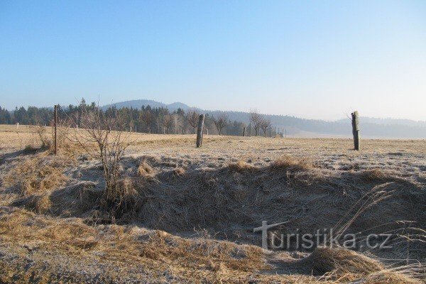 Landskab over Lačnov - marker og græsgange. Dominerende i baggrunden er toppene af Hill og